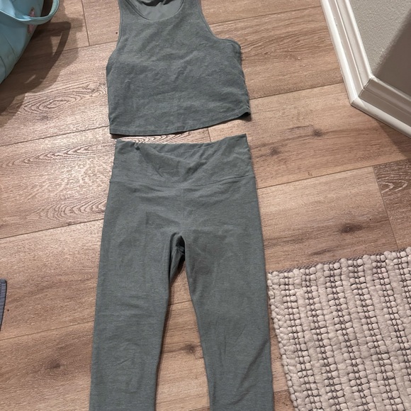 Stylish Green Vuori Leggings and tank set - Picture 1 of 4